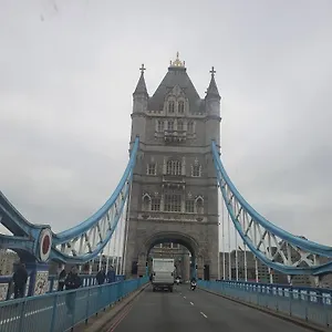 Walking To Tower Bridge Appartement